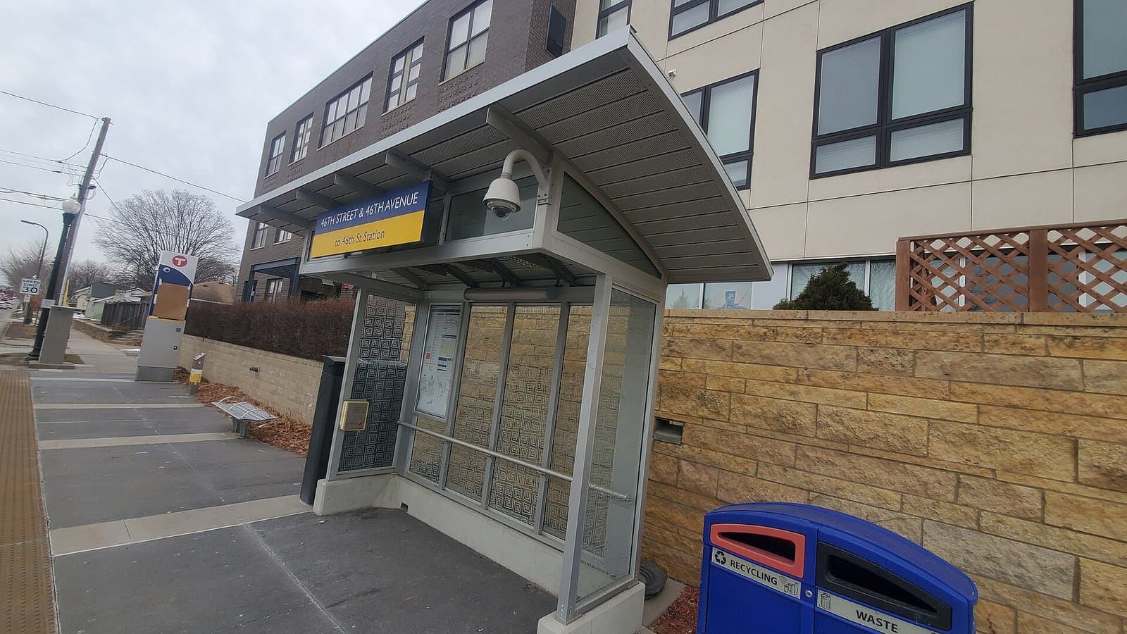 46th Street & 46th Avenue station, southbound, December 2021