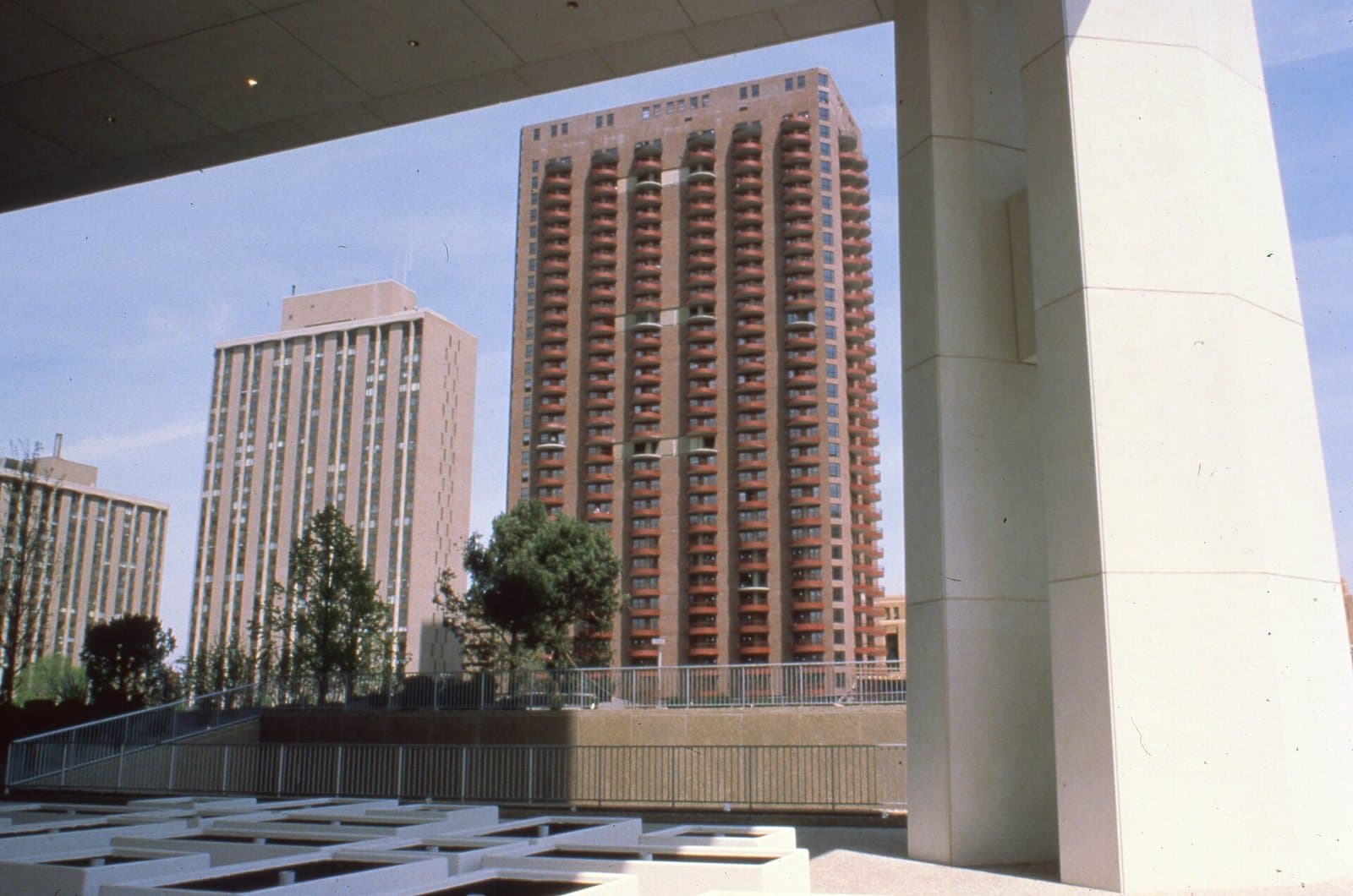 Churchill Apartment Building (20526207718)
