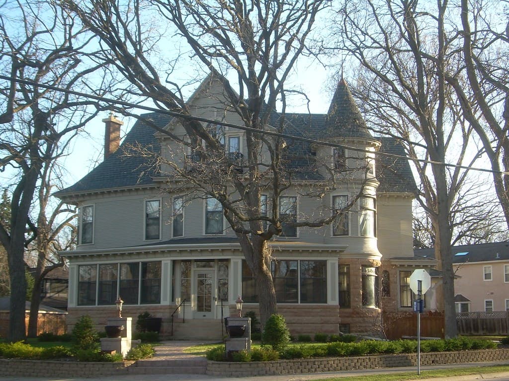 house — Lowry Hill / Wedge